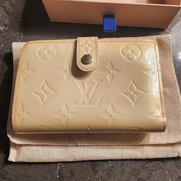 LOUIS VUITTON PASTEL YELLOW MONOGRAM LEATHER VERNIS KISSLOCK WALLET W D BAG+BOX - Picture 3 of 16
